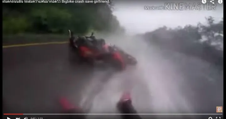 Cade in moto sull'asfalto bagnato e soccorrere la fidanzata [Video]