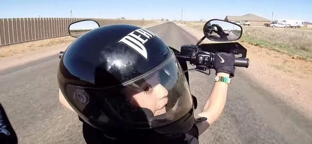 Video Epic Win: Bimbo di 6 anni guida una Harley nel deserto