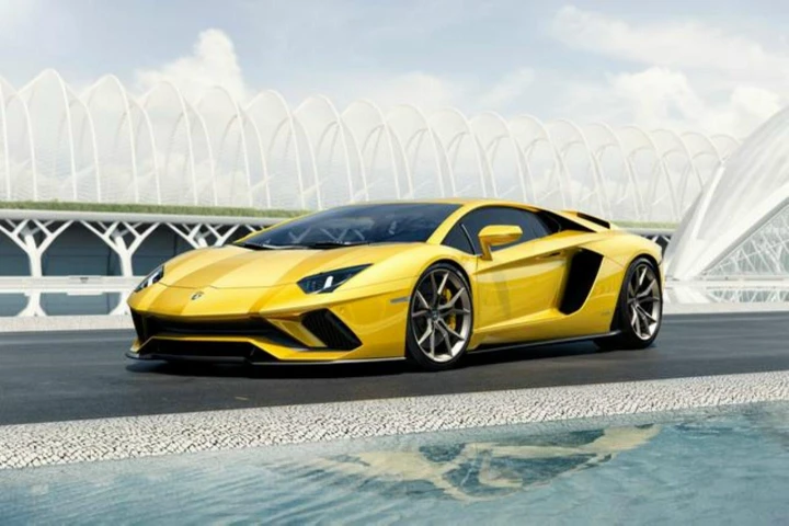 Le supercar da sogno del bambino miliardario Mompha Jr