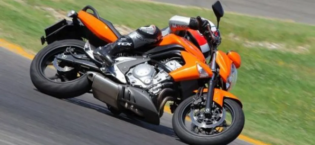 Scatto in Corsa: Kawasaki ER-6n a Castelletto