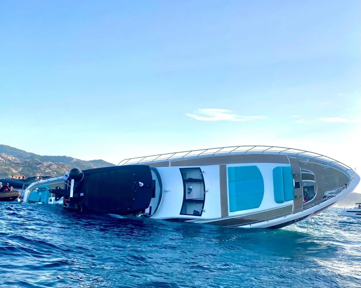 Yacht da 8 milioni affonda in Sardegna pochi giorni dopo la consegna: cosa è successo
