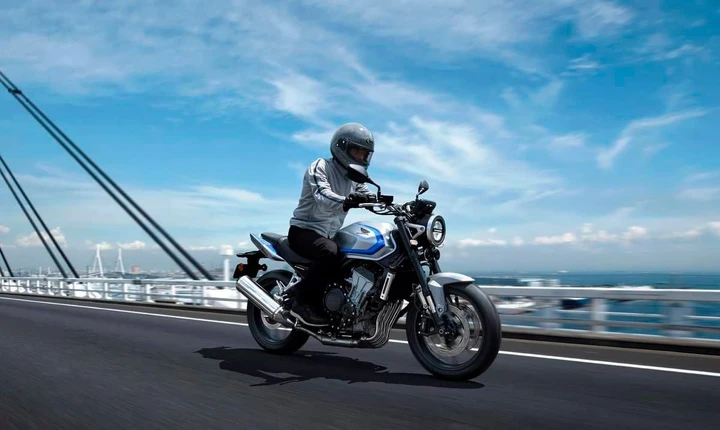 Honda CB400 Super Four torna nel 2026: prezzo, motore e data di arrivo