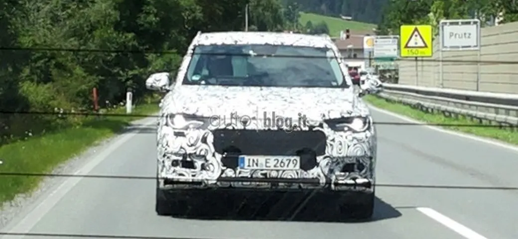 Audi Q7: foto spia con carrozzeria semi-definitiva