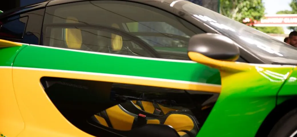 Alcantara e i suoi allestimenti per fuoriserie a Goodwood