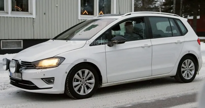 Volkswagen Golf Sportvan: prime foto spia