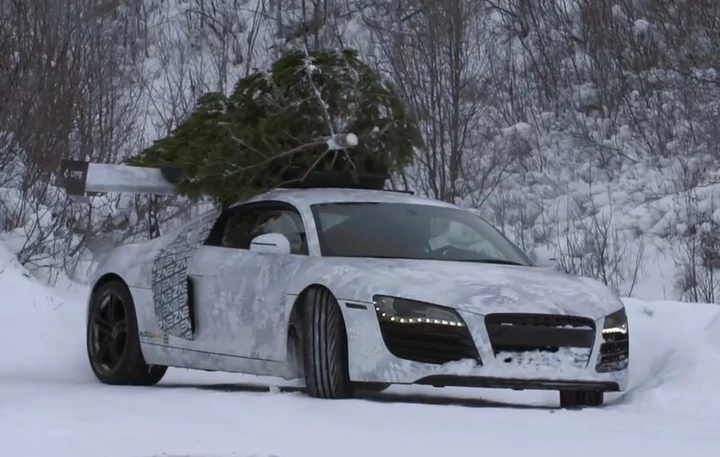 Audi R8: drift sulla neve con l'albero di Natale [Video]