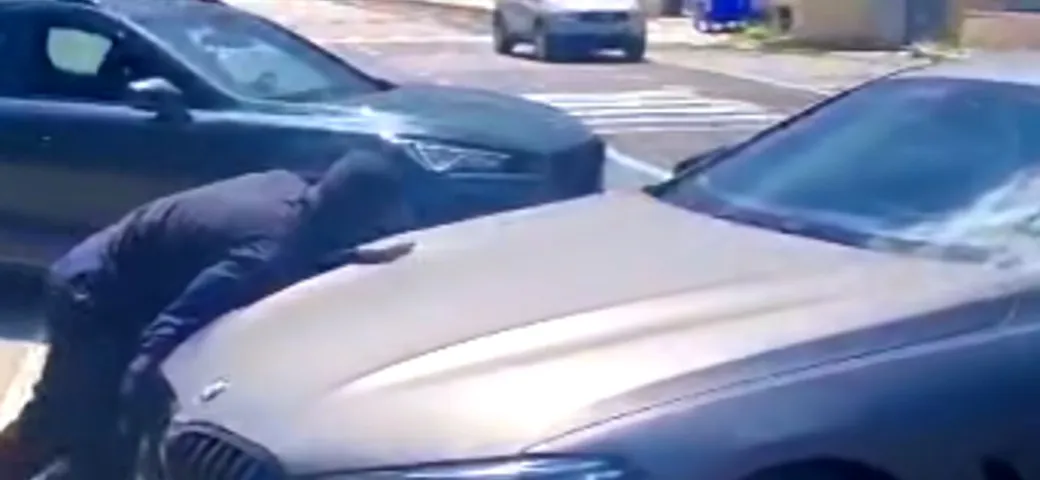 Ladri rubano una BMW Serie 8 Coupé, fregandosene dei presenti | Video