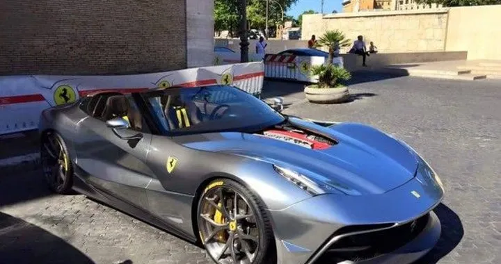 Ferrari F12 TRS: fotografato a Roma un esemplare grigio