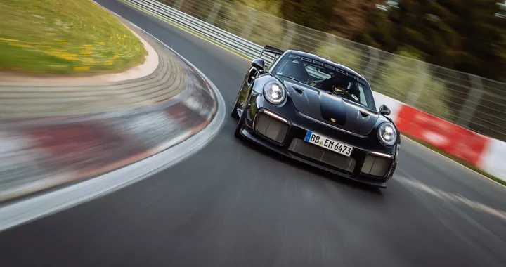 Porsche 911 GT2 RS by Manthey: è l'auto stradale più veloce al Nurburgring
