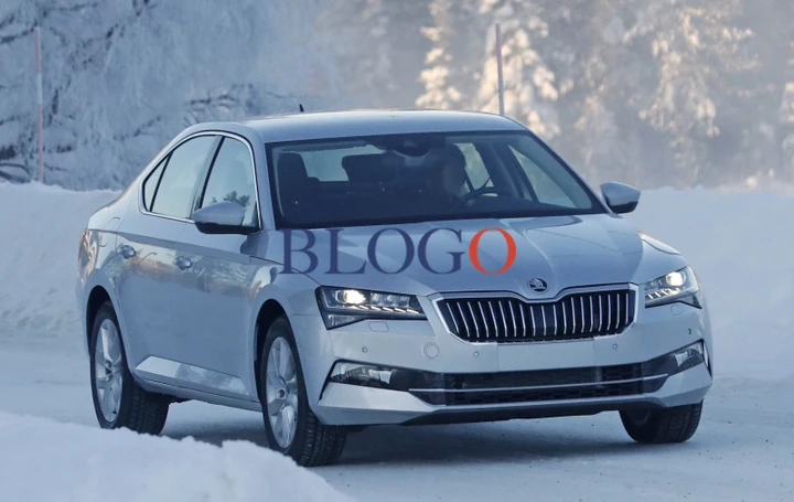 Skoda Superb: foto spia nuova serie sulla neve