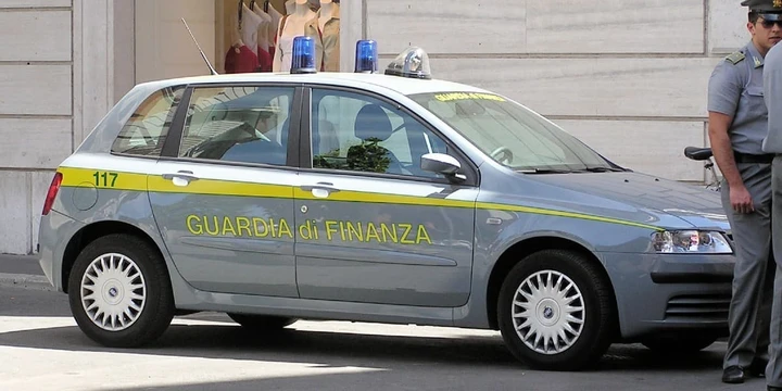 Taxi abusivi a Napoli, sequestri e multe per oltre 73 mila euro