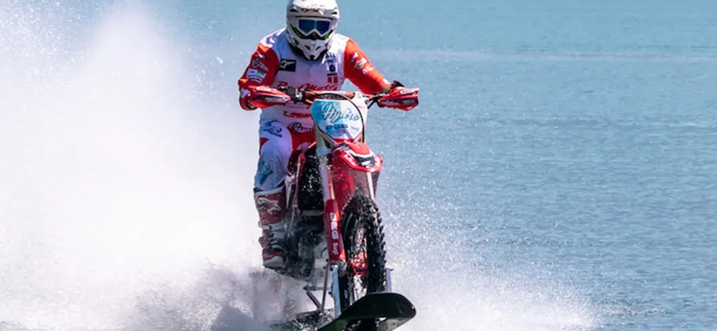 Honda, con una CRF450R sull'acqua a 104 km/h: il nuovo record