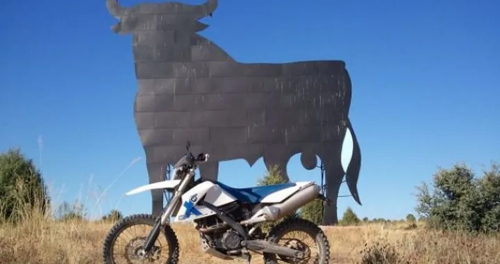 Foto del giorno: BMW G650 X-Challenge all'ombra del toro 19