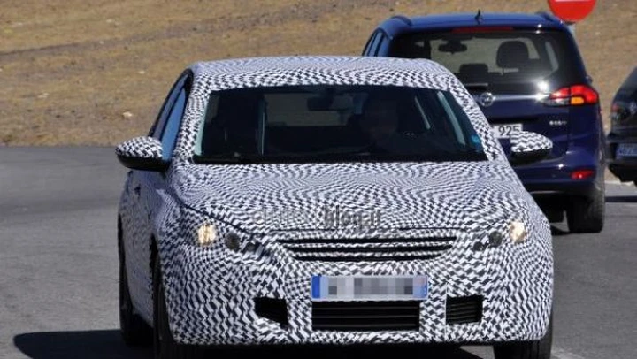 Foto spia nuova Peugeot 308