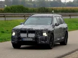 BMW iX7, foto spia del maxi SUV che debutterà nel 2027