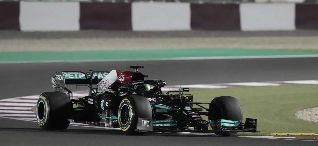 F1, GP Qatar: Hamilton firma la pole position