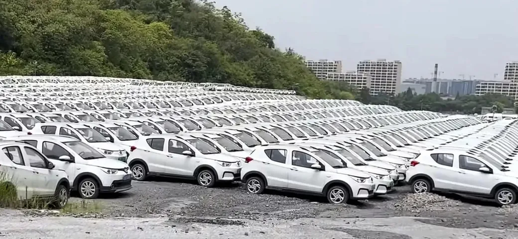 Ecco cosa c'è dietro il fenomeno delle auto elettriche abbandonate in Cina [VIDEO]