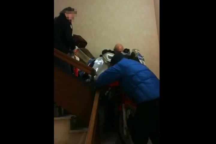 Trasloco moto BMW da raid sulle scale del condominio [Video]