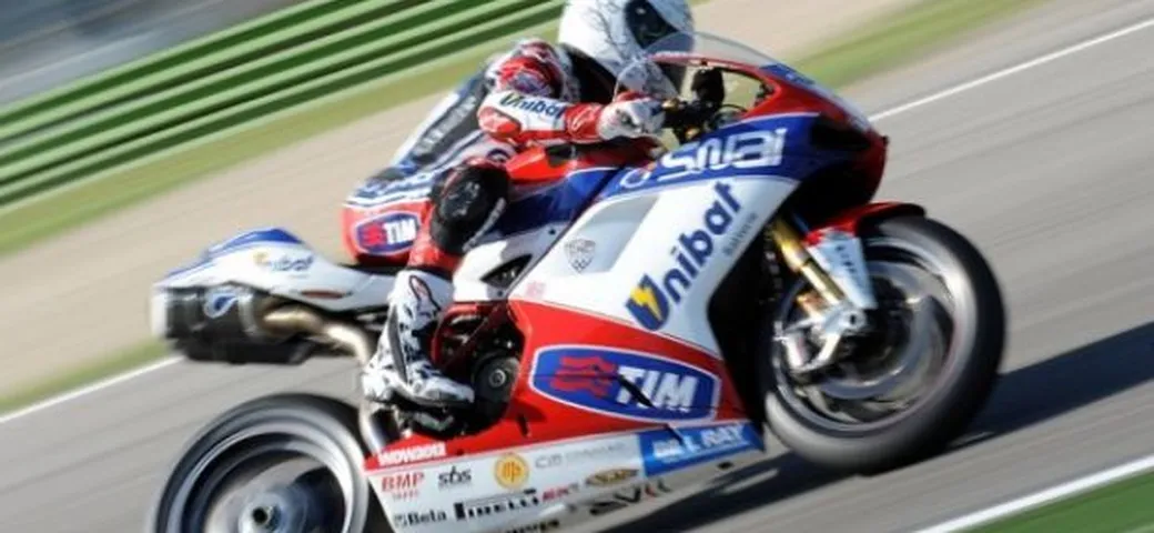 SBK, Imola: Checa a suon di giri veloci, Giugliano in difficoltà