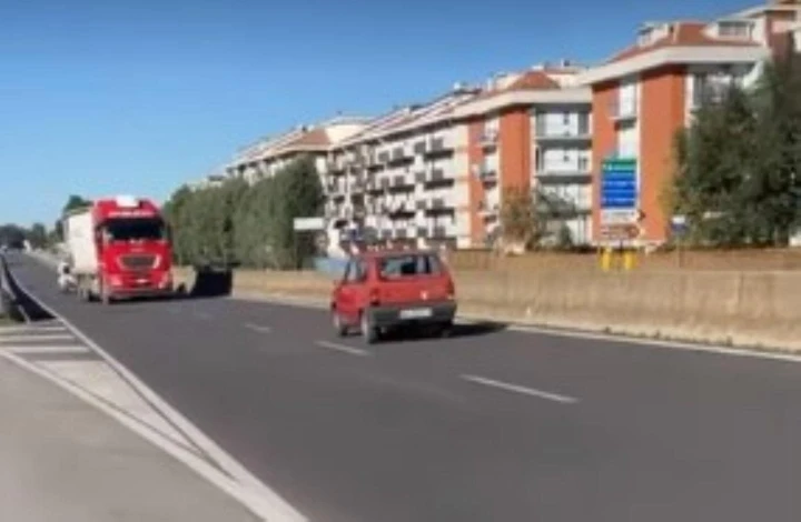 Con la vecchia Fiat Panda contromano sulla statale [Video]