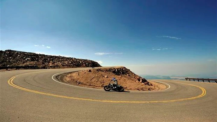 Pikes Peak 2015: sfida Ducati Panigale 1299 contro Kawasaki H2 [Video]