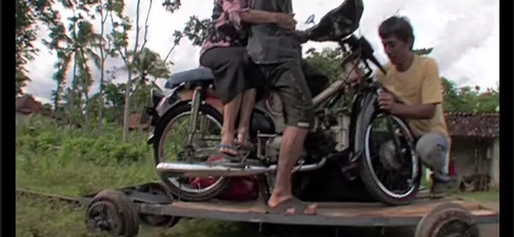 Video divertenti: come guidare una moto sui binari del treno