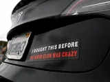 Per non venire vandalizzate, le Tesla si affidano agli adesivi