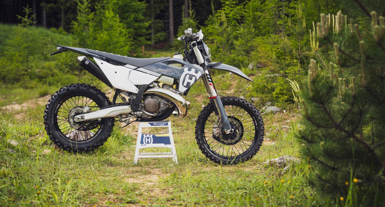 Husqvarna FE Pro e TE Pro 2024 debuttano le nuove moto da enduro FOTO