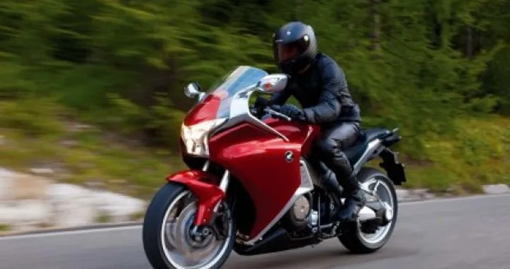 Honda VFR1200F 2010: splendida e mostruosa Road-Sport