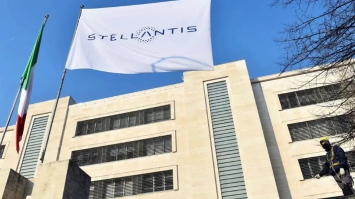 Stellantis, striscioni di protesta a Mirafiori: 