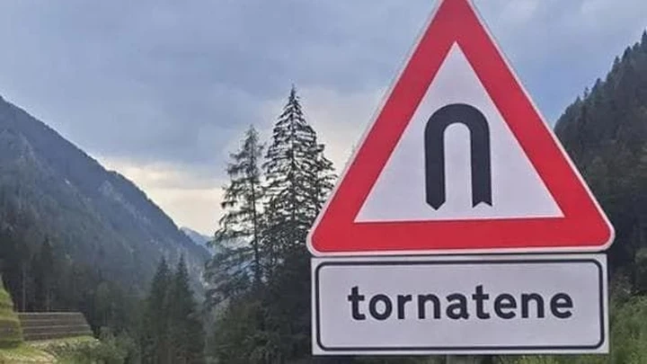 Il cartello “Tornante” diventa “Tornatene” a casa: la provocazione contro i troppi turisti