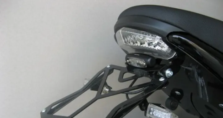 Kit portatarga IFB per Triumph Speed Triple 1050 e Street Triple