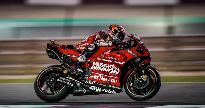 MotoGP Qatar: 1° Dovizioso, 2°Marquez, 3° Crutchlow