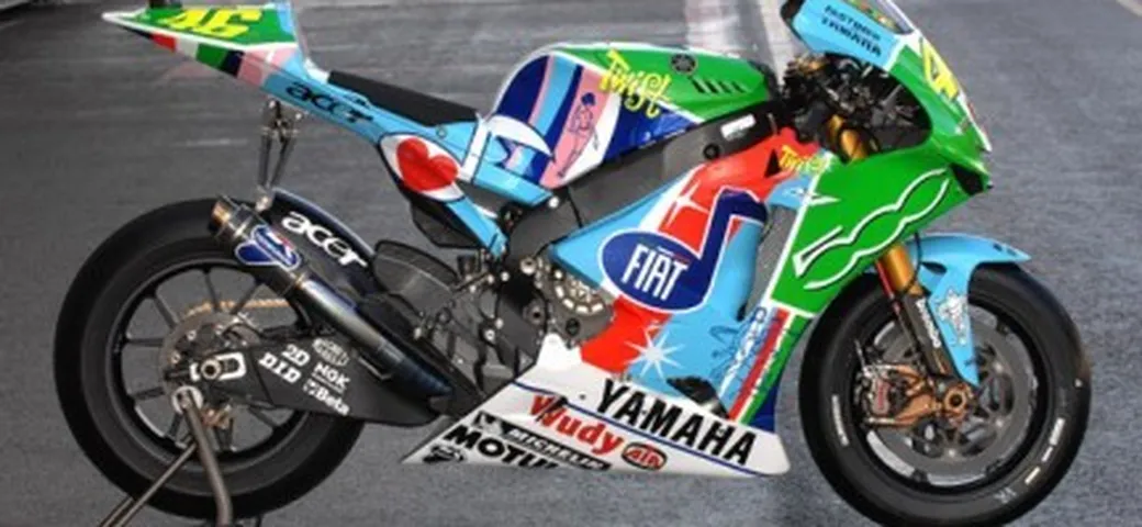 La Yamaha di Rossi per il lancio della Fiat 500