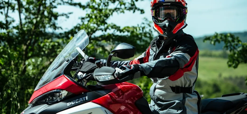 Casey Stoner prova la Multistrada 1200 Enduro: 