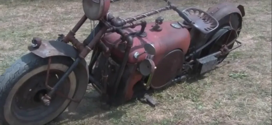 Un vecchio trattore diventa una moto [Video]