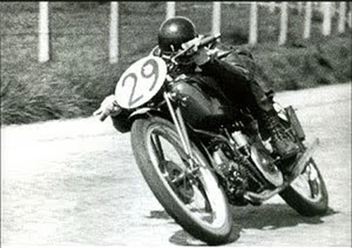 La “duemmezzo”, dai primordi alla Moto3: la Guzzi “mono” per 30 anni sugli scudi. Enzo Ferrari … l’avversario