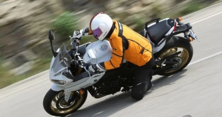 TEST: Faccia a faccia con le Yamaha FZ8 e Fazer8 2010