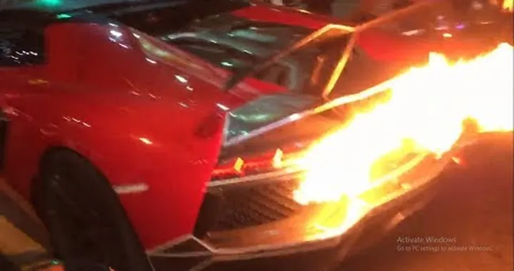 Lamborghini Aventador elaborata va a fuoco in Vietnam