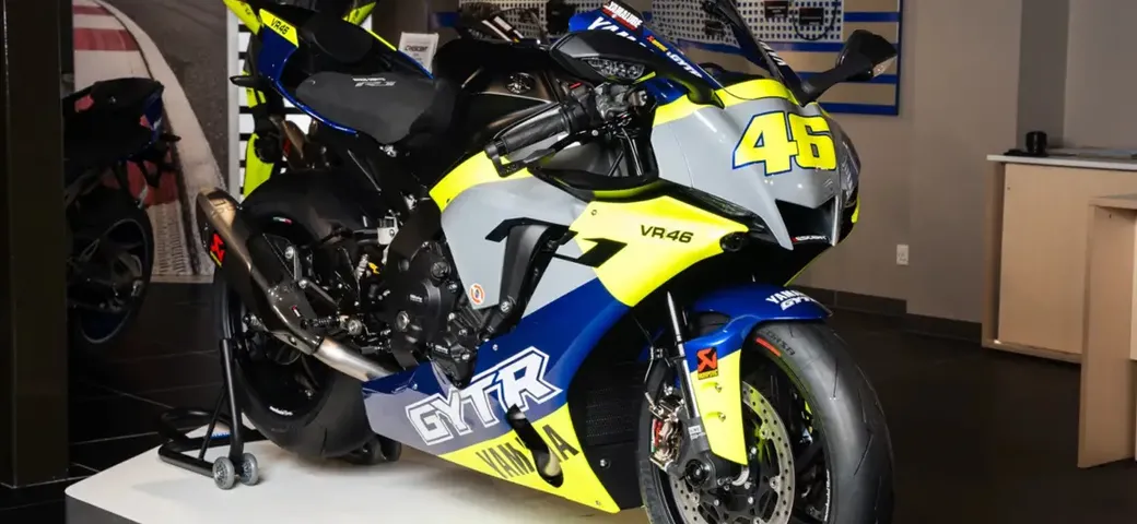 Omaggio al Dottore: la Yamaha R1 dedicata a Valentino Rossi è leggenda su due ruote