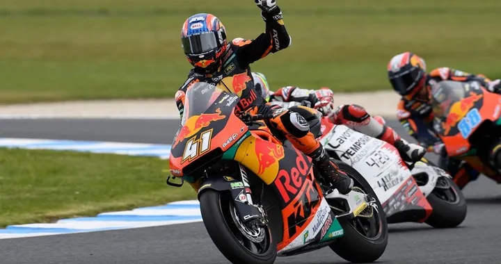 Moto2, Valencia: vince Binder. Quarto Stefano Manzi su MV Agusta