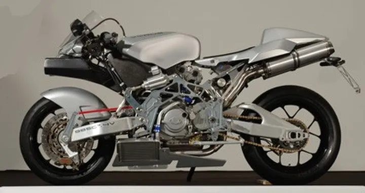 Una Vyrus 985 C3 4V Infinity per Tom Cruise