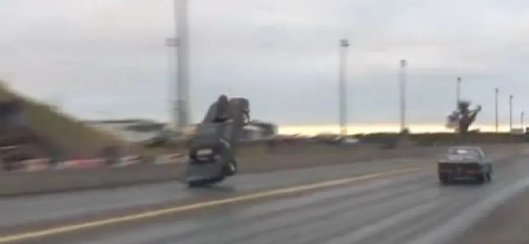 La Ford Mustang è un dragster? L'Epic Win è dell'esemplare che impenna (e quasi vola via)