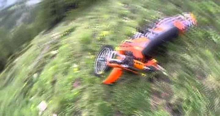 Uscita in moto con cadute sulle strade di campagna