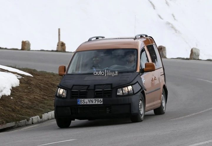 Foto spia Volkswagen Caddy