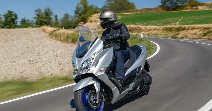 Suzuki Burgman 400 2022, la prova su strada (VIDEO)
