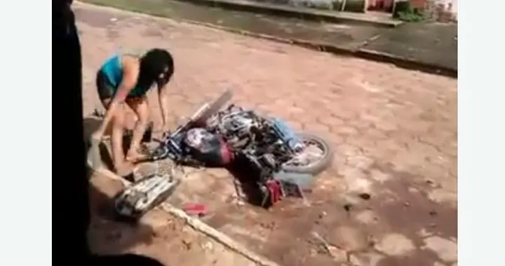 Donna tradita dal fidanzato distrugge la sua moto [Video]