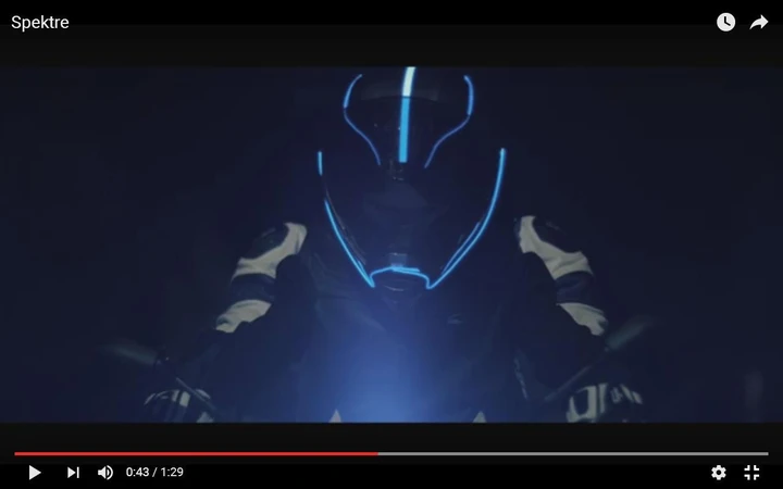 Casco luminoso con l'applicazione di Spektre