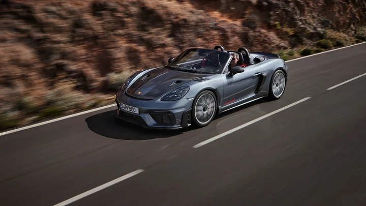 Porsche 718 Spyder RS: svelata la nuova sportiva decappottabile da 500 CV [FOTO]