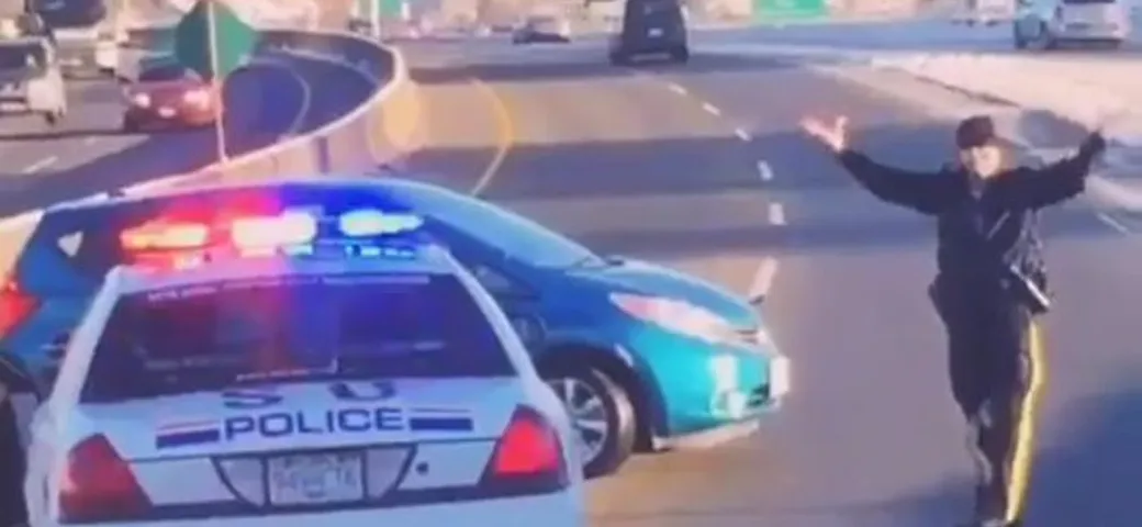 [VIDEO] Auto contromano, poliziotto imita Jackie Chan